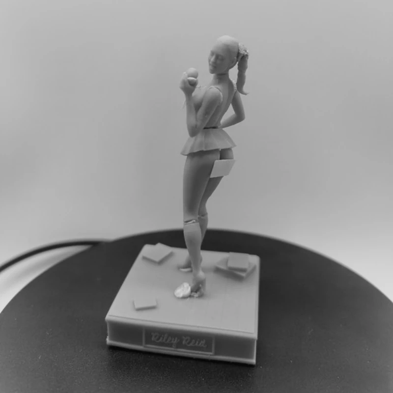 

1/24 Scale Resin Figure Assemble Model Kit Performers who eat apples Unassembled Unpainted 3D printing toy