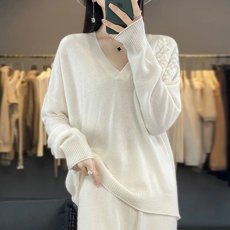 

The new 100% pure sweater women's V-neck pullover wears loose embroidered flower new Chinese knitted bottoming shirt.