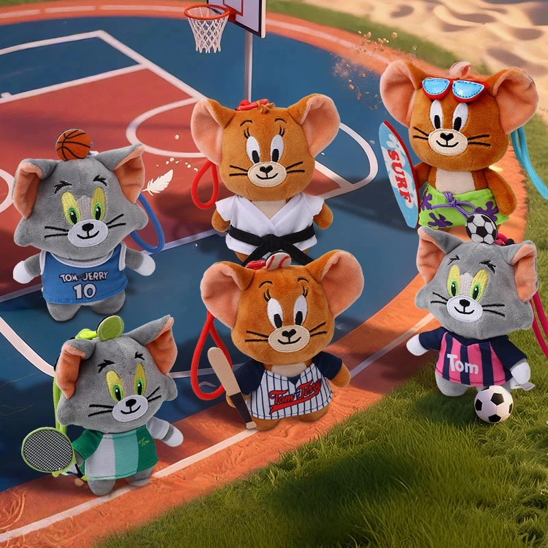 HUGKIS Colgante de Peluche de Tom y Jerry, Serie Deportiva: Tom el Gato (Baloncesto) y Jerry el Ratón (Surf), Llavero de Peluche, Adorno Colgante para Bolsa