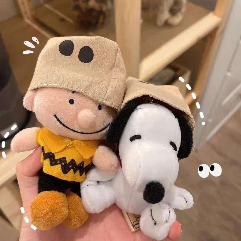 9cm Snoopy Cartoon Charlie Brown portachiavi simpatico sacchetto di carta copricapo mascherato Kawaii peluche bambola Anime peluche per regalo di