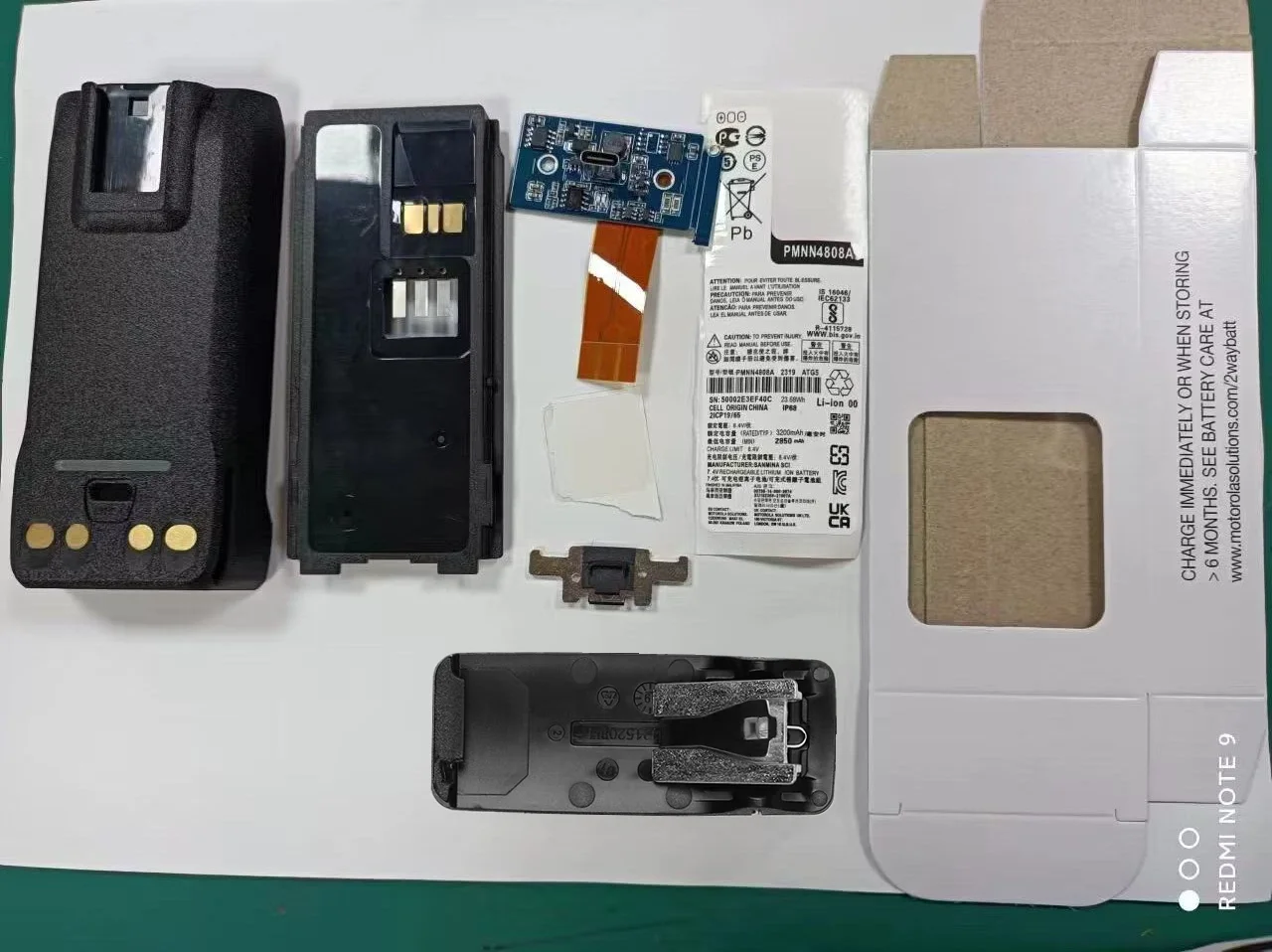 

Для самостоятельной сборки корпуса аккумулятора с платой для рации Motorola R7 PMNN4808A
