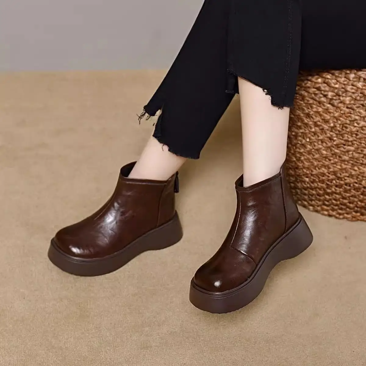 Women's boots for autumn and winter 2025  new round toe sponge sole retro women's boots with shiny surface and plush