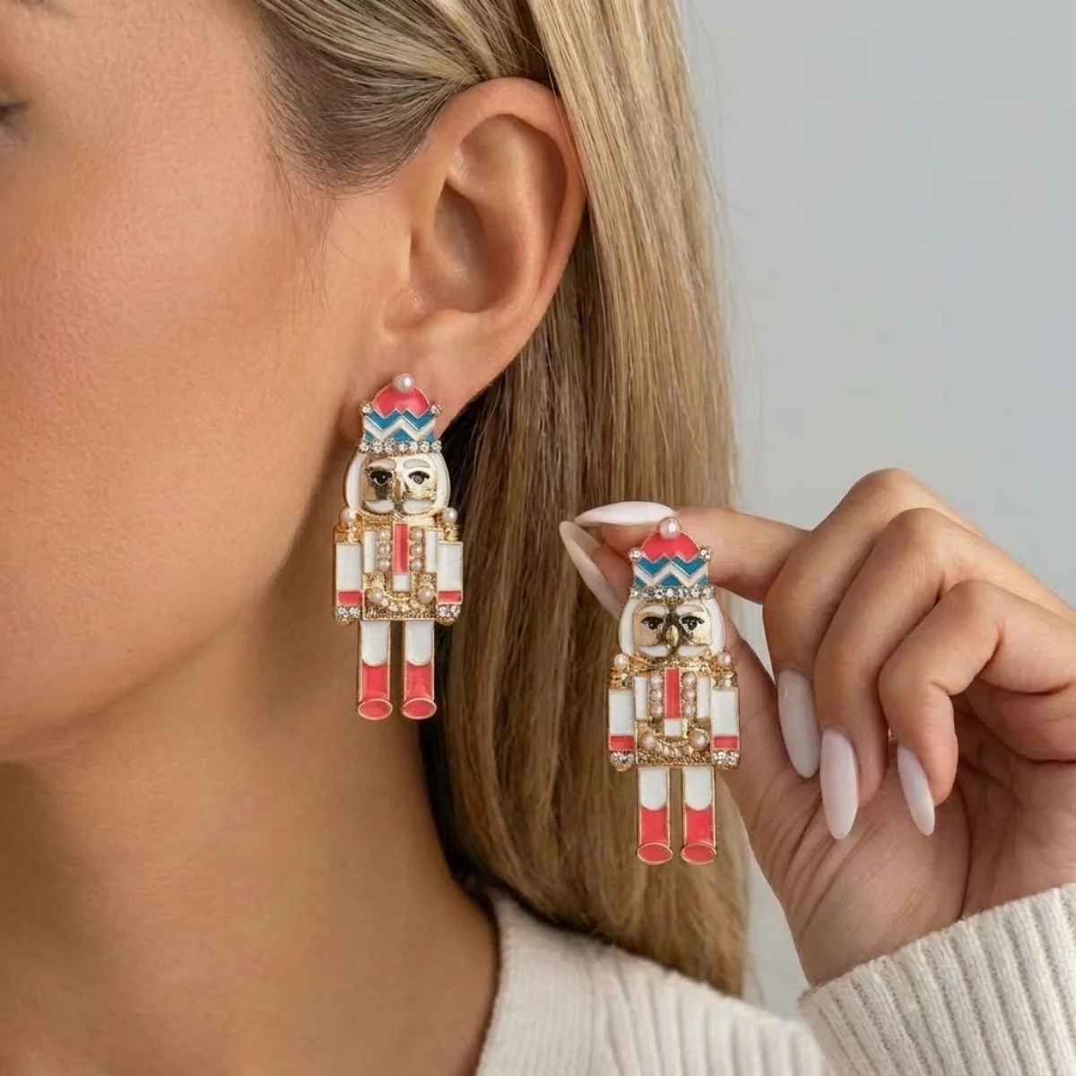 Kreative Krücken-Halter-Ohrringe mit Krönen-Nussknacker-Motiv für Damen, Weihnachtsmützen-Soldaten-Ohrringe, Neujahrsparty-Schmuck – Detail 20
