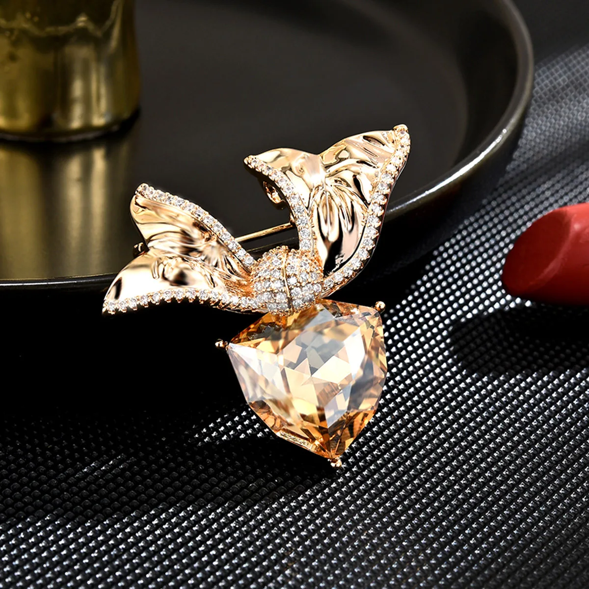 New High-end Micro-inlaid Zircon Bright Crystal Ribbon Bow Brooches for Women Elegant Simple Corsage Dress Accessories Pins