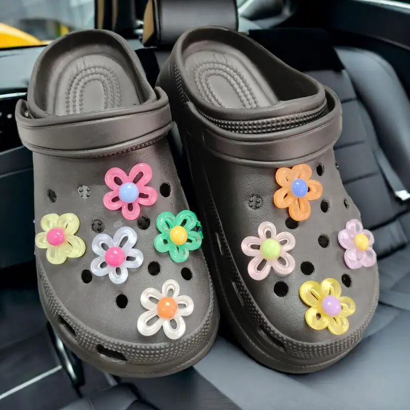 2024 New Hollow 5 petal flower Hole shoe Charms Designer DIY Shiny Bling Shoes Decaration for Clogs Kids Boys Women Girls Gifts