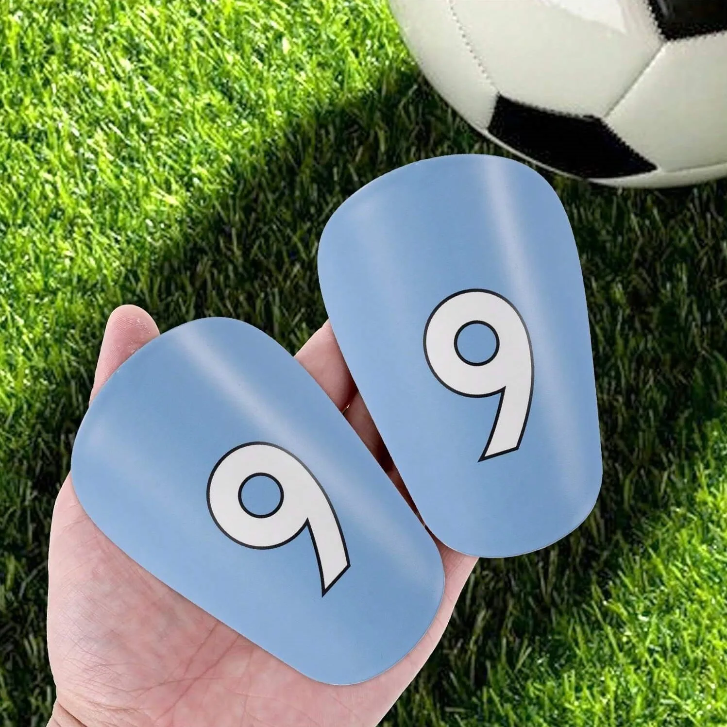2 Stück Mini-Fußball-Wadenschoner, PU-Material, leicht und bequem, Anzugdesign, geeignet für alle Spieler, Fußball