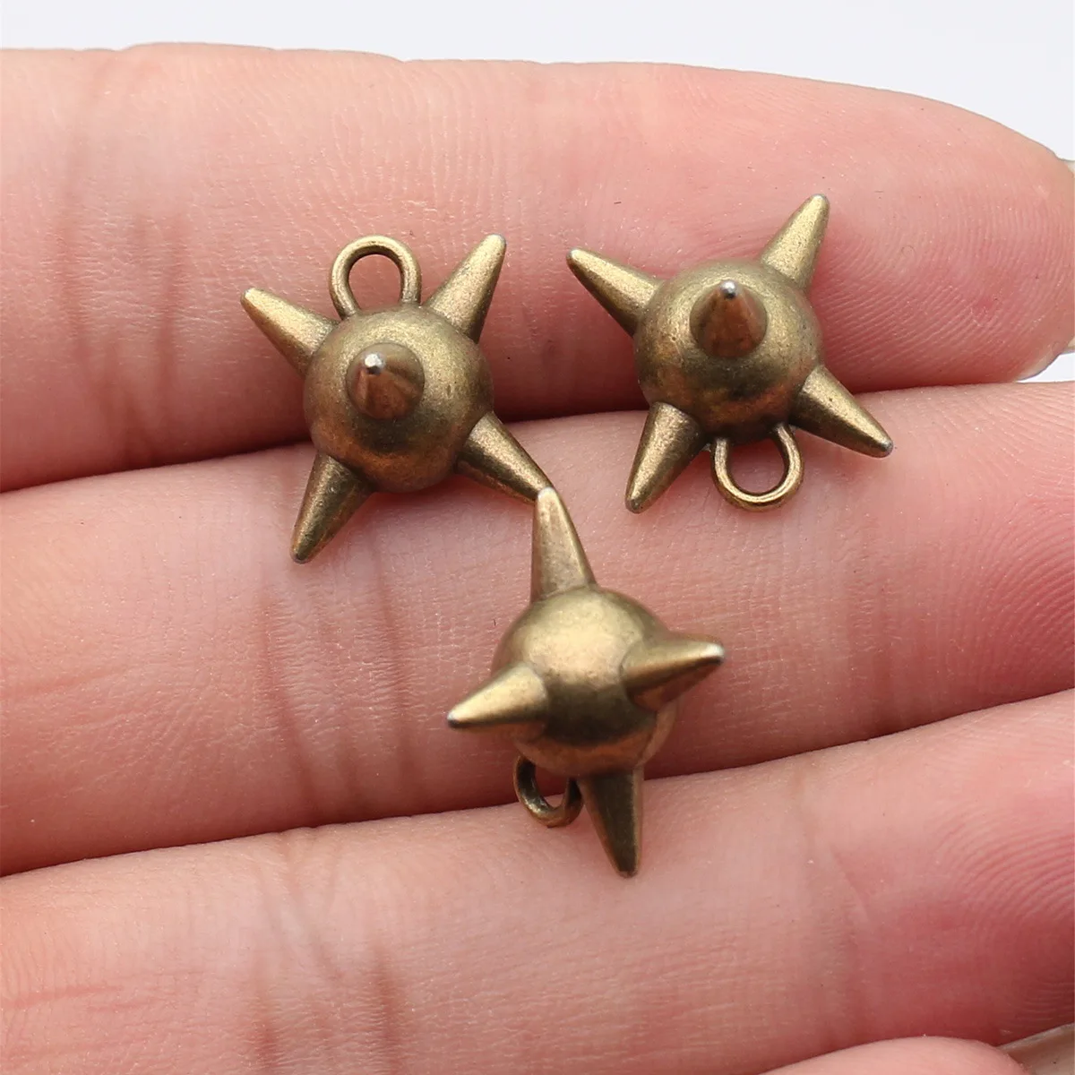 5 Stück 18 x 15 x 13 mm, 5 Farben, Meteorhammer-Anhänger, Nagelkugel-Charms, handgefertigtes Schmuckzubehör