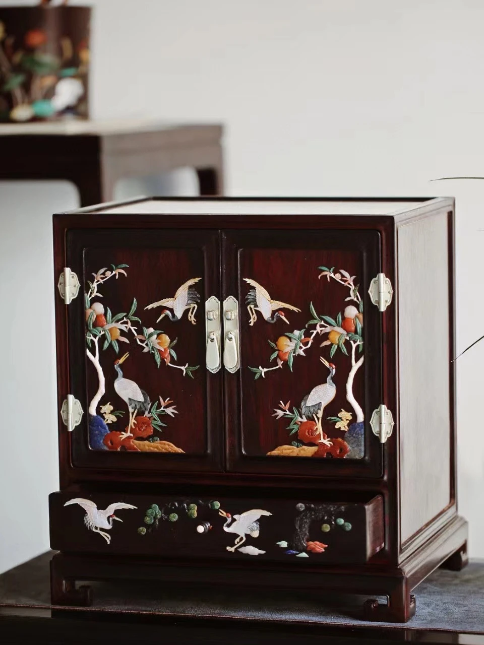 The collection of the Forbidden City reproduces the treasure inlaid with small leaves of red sandalwood mahogany storage cabinet