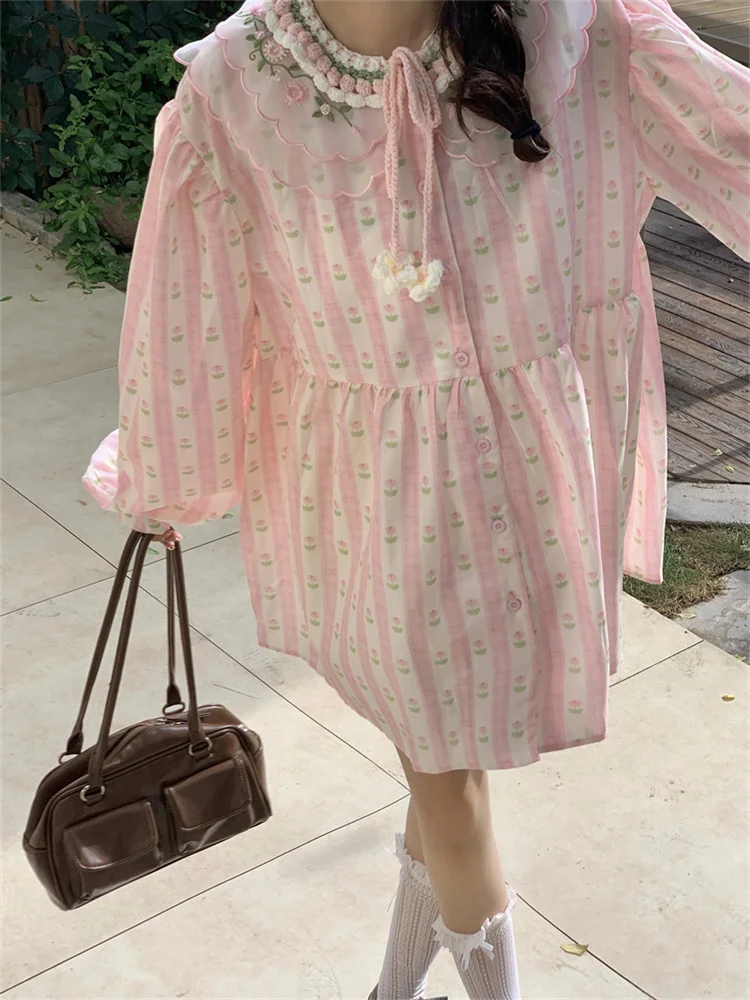 Abito a maniche lunghe oversize chic stile coreano Estate 2025 Mini abiti corti ricamati con fiori per bambole dolci allentati delle nuove donne