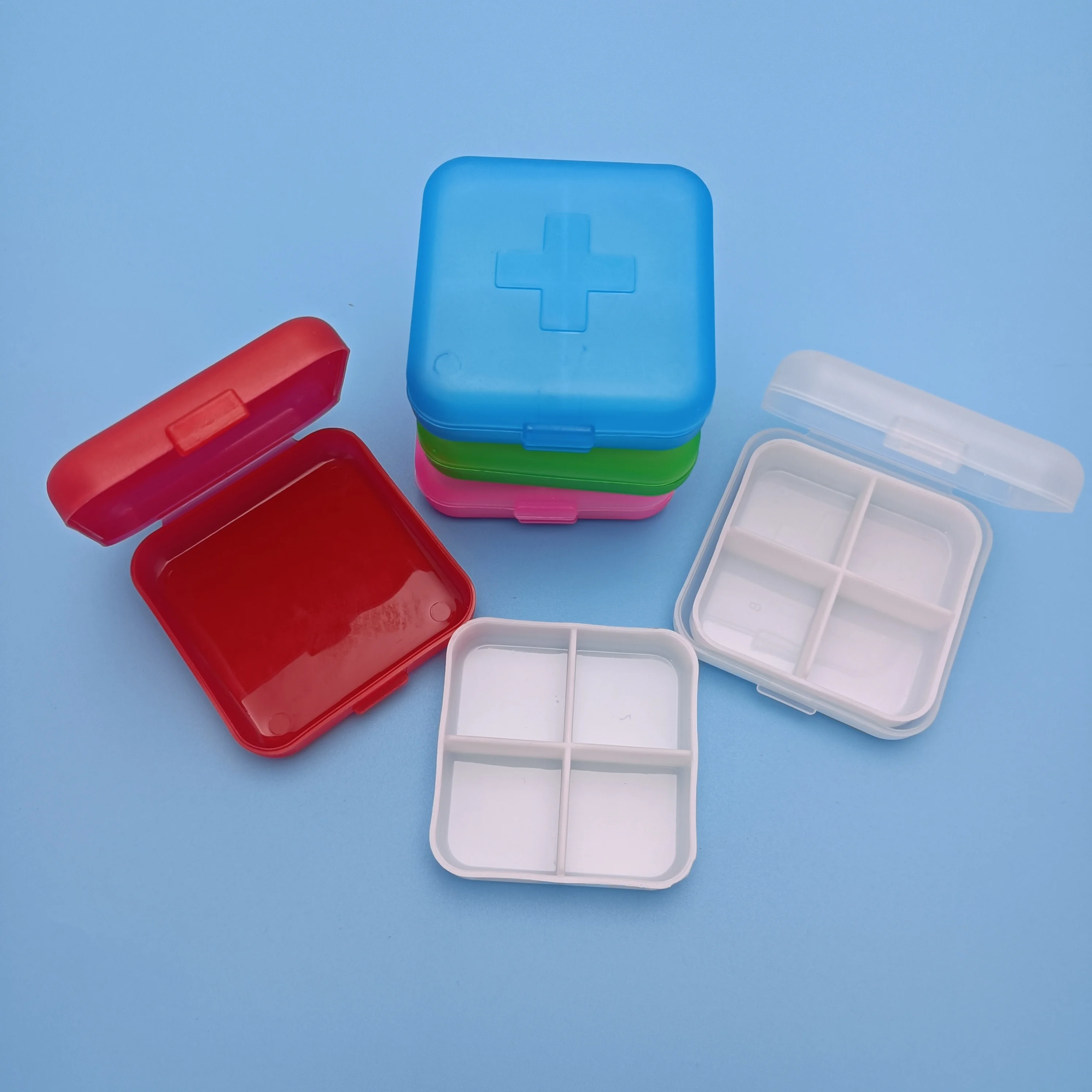 

Colorful 4 grid plastic small medicine box Green PP box Portable storage box for parts jewelry storage plastic box 6.5x6.5x2cm