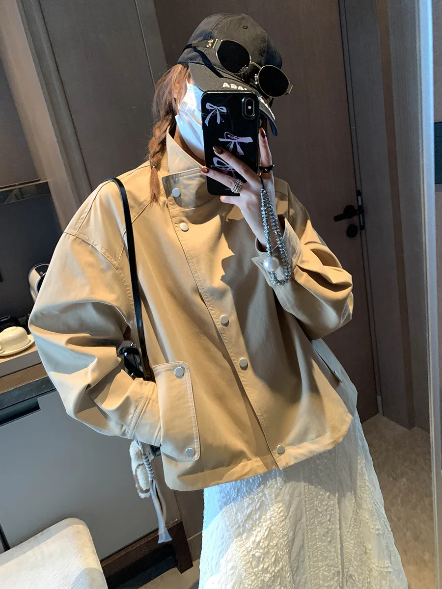 

Новая модель ранневесенней куртки с косой планкой и воротником-стойкой, свободного кроя, для невысоких людей.