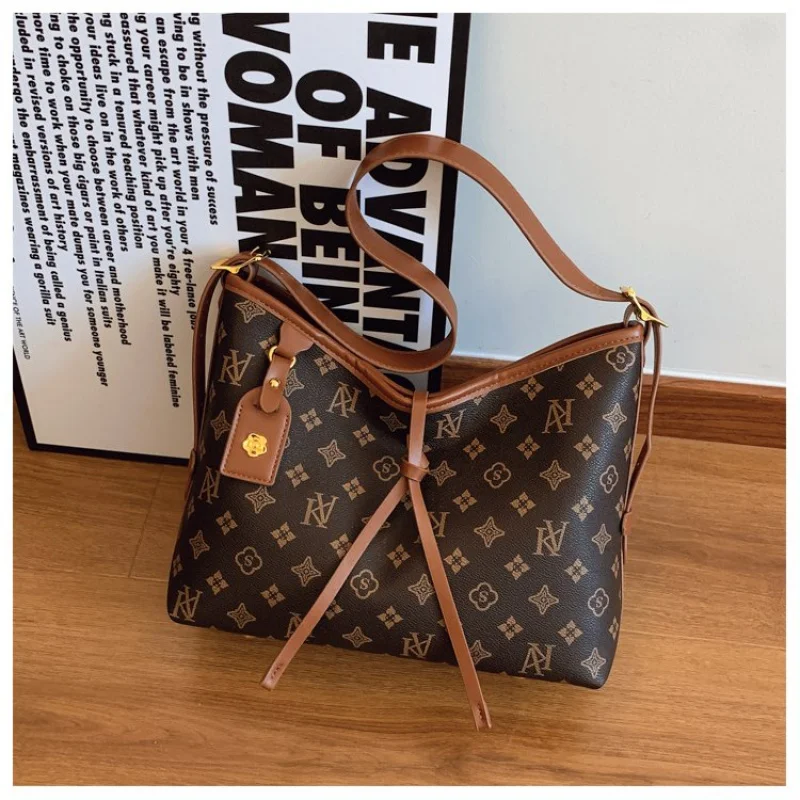 حقائب يد نسائية فاخرة مصنوعة من الجلد الفاخر بتصميم عتيق عصري ومظهر راقي ​