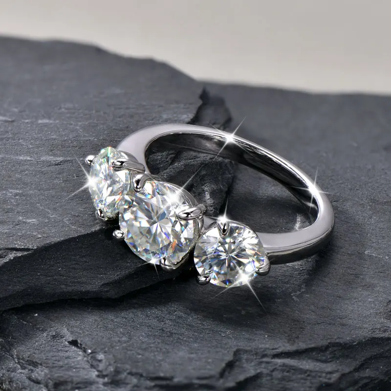 Rrjzz-zertifizierter Rundschliff 4CT 3-Stein-Moissanit-Verlobungsring D Farbe VVS1 im Labor hergestellter Jubiläumsring mit Imitationsdiamant – Detail 4