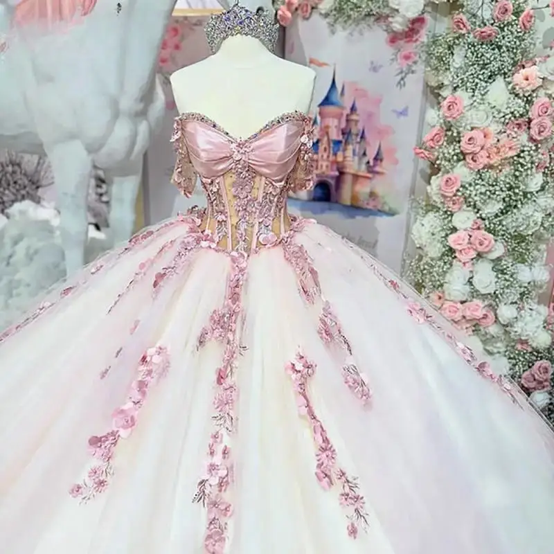 ที่กําหนดเองสีชมพูปิดไหล่ Quinceanera Ball Gown ภาพลวงตา Appliques ลูกไม้หวาน 15 ปีเม็กซิกัน