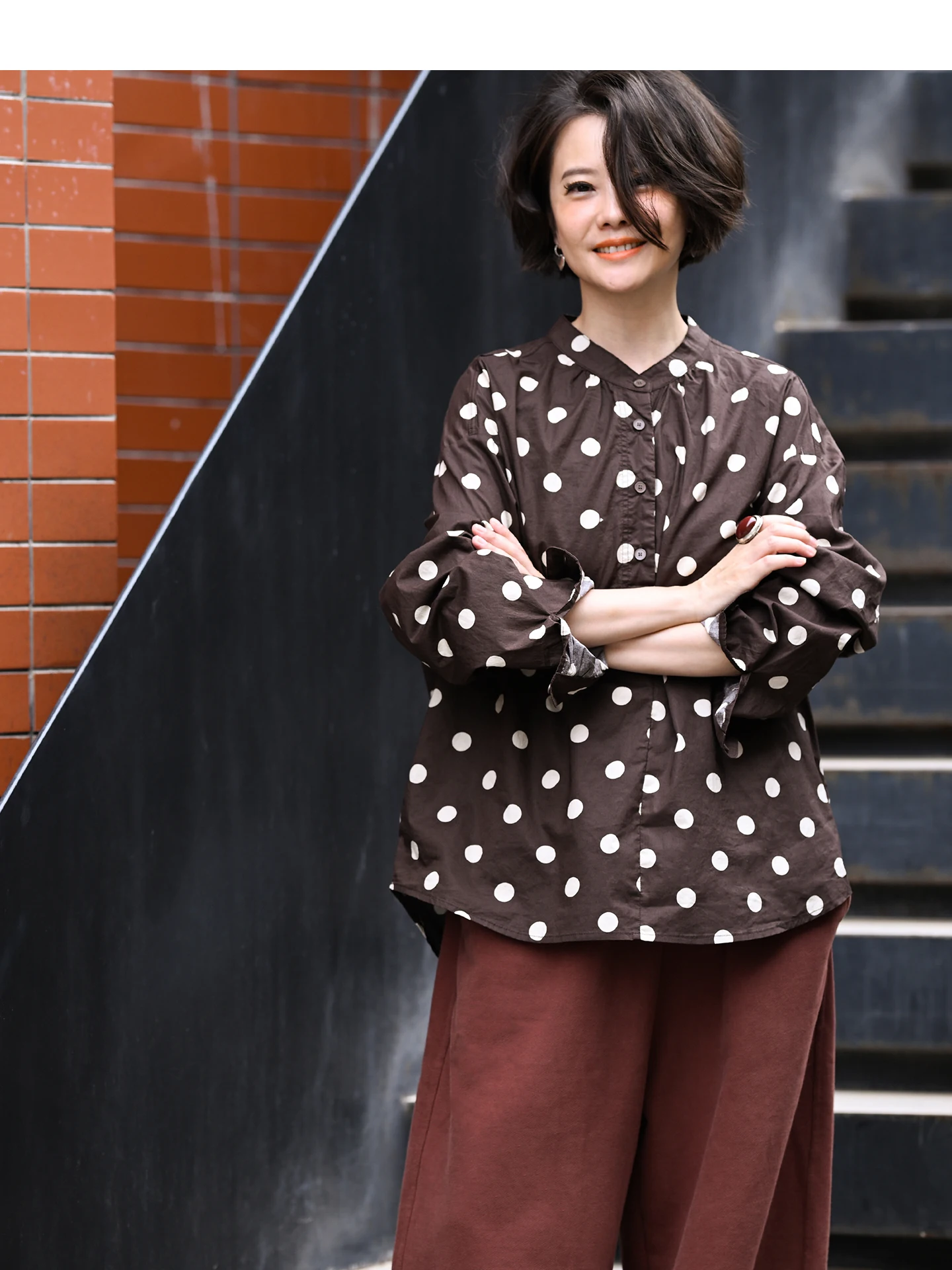 

Повседневная женская рубашка из чистого хлопка в горошек, свободного кроя, с воротником-стойкой, с драпировкой на плечах, с длинными рукавами, стандартной длины, осенняя.