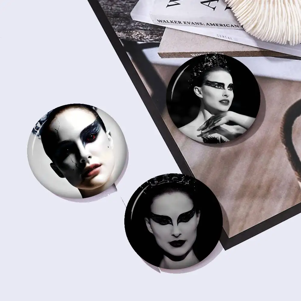 Film Black Swan Anime Button Pin Handgefertigte Brosche für Kleidung Cartoon-Abzeichen Rucksack-Dekoration Schmuck-Accessoires