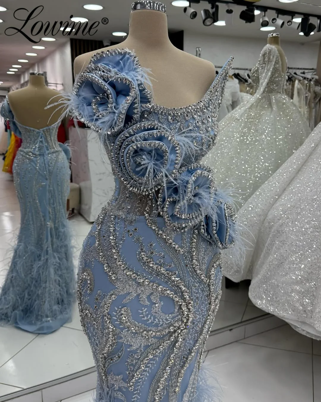 2025 Abiti da sera personalizzati con piume blu Cristalli senza spalline Abito da festa Abiti da fidanzamento di compleanno Abiti da ballo a sirena Robe