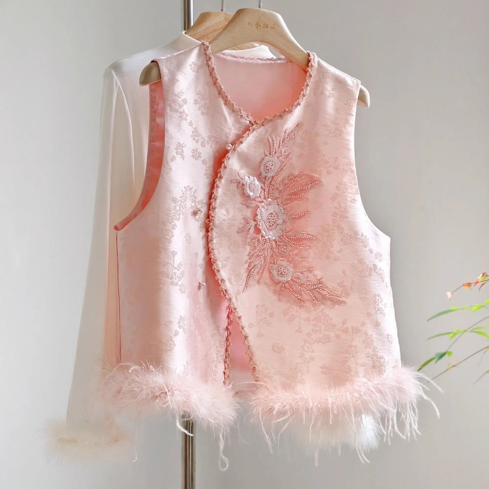 

High-end Elegant Sleeveless Waistcoat Trendy Wear Over Top in 2026 Autumn/winter The New Chinese-style Off-white Vest for Women