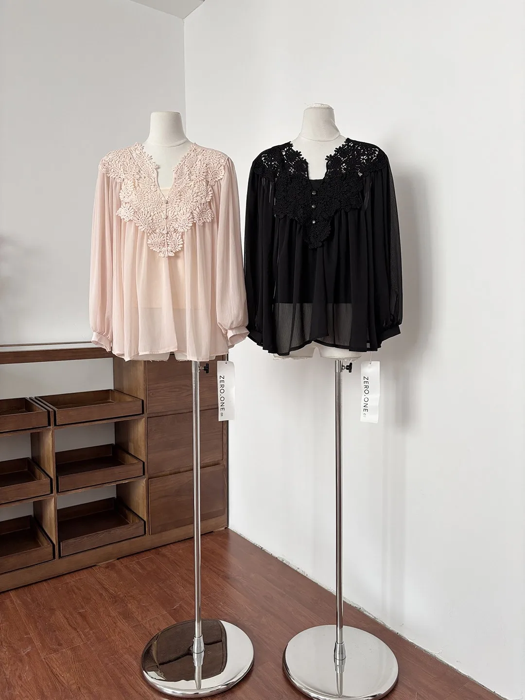 

Spring 2026 Gentle Ageless High-End Lace Hook-Embroidered Shirt Strap Vest Two-Piece Set Women's Soft Fashion Ensemble