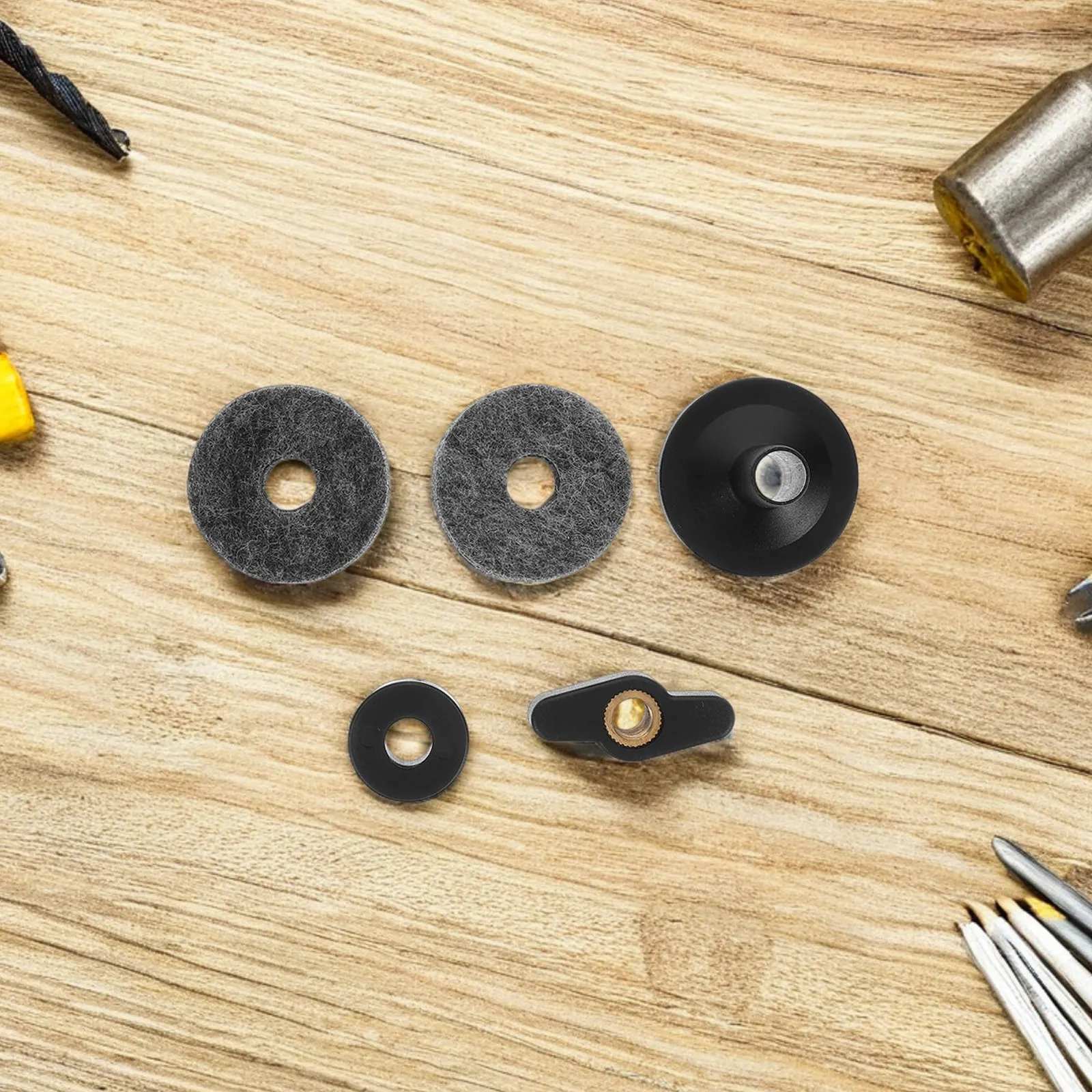 

Комплект деталей для стойки для тарелок: кронштейн, войлочные кольца, разделительные винты, шайбы для защиты барабанных тарелок, простая установка