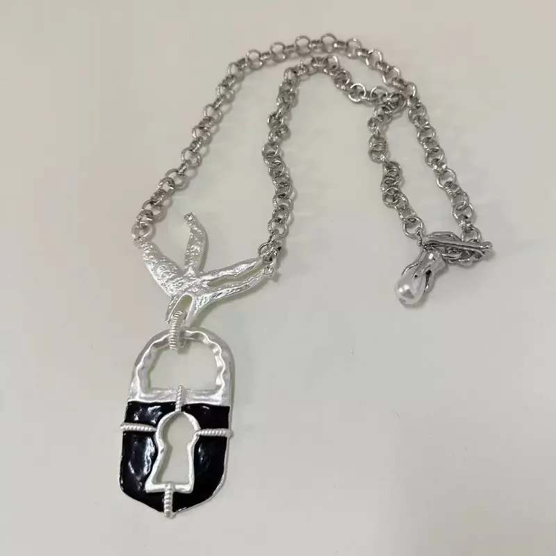 French Vintage Paris Style Luxury Peace Dove Metal Necklacee for Women Suitabl Elegant Mid-Length Necklace Daily Accessory