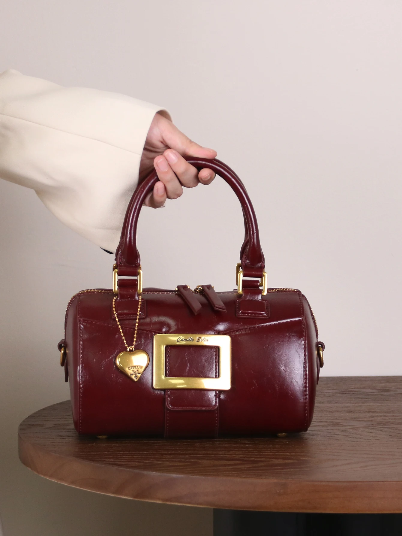 

2026 new luxury fashion handbag niche design retro wax leather pillow bag advanced texture lock fold bowling bag commuter large-