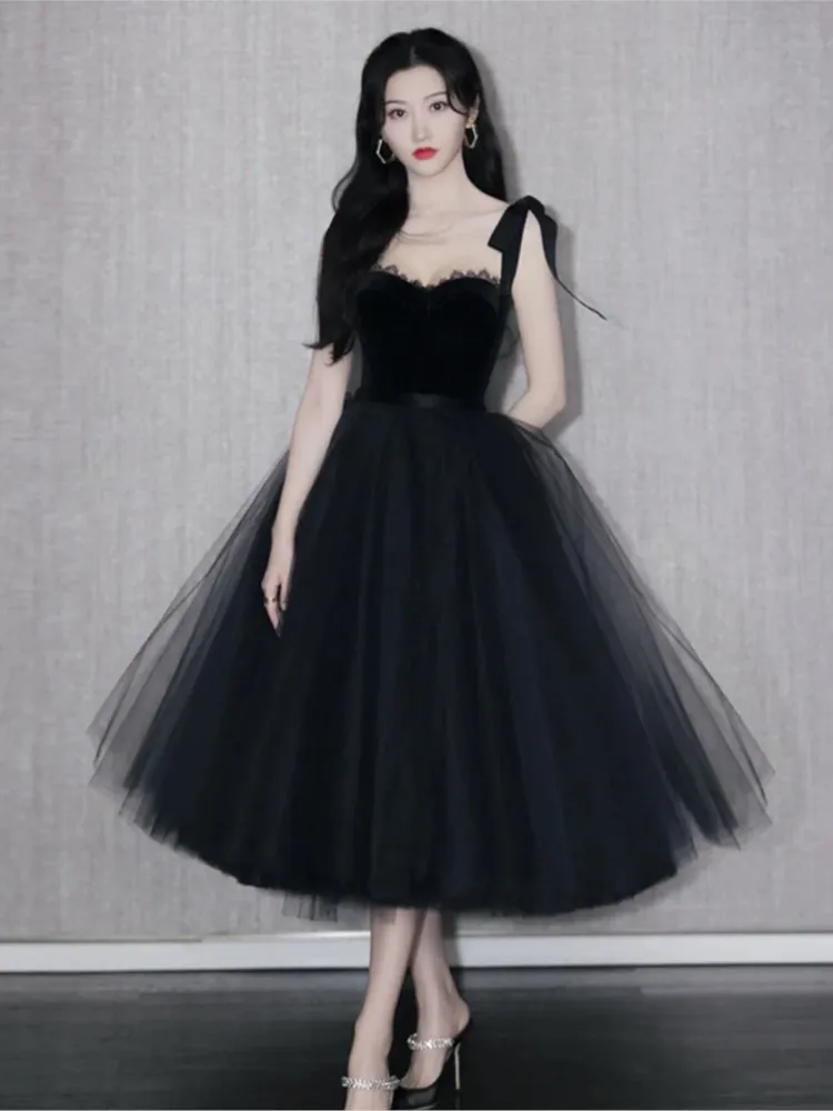 

Элегантное черное пышное платье без бретелек с завязками на шее.