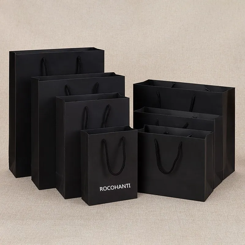 Bolsa de papel Kraft con logotipo personalizado impreso para ropa, bolsa de embalaje para regalo de compras, 50 piezas, venta al por mayor