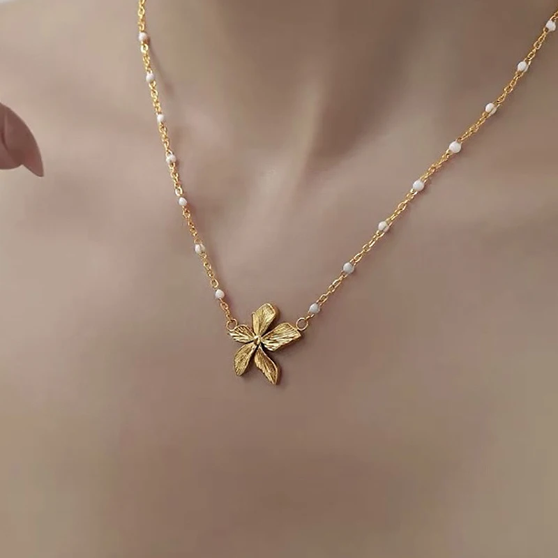 قلادة بتلات من الفولاذ المقاوم للصدأ للنساء ، سلسلة من الخرز الأبيض ، مجوهرات أنيقة ، سحر لون الذهب ، موضة جديدة