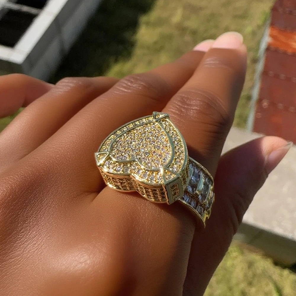 2025 Regalo del día de la madre para novia Hip Hop Color dorado helado 5A corazón Cubic Zirconia corazón CZ anillo de compromiso de boda
