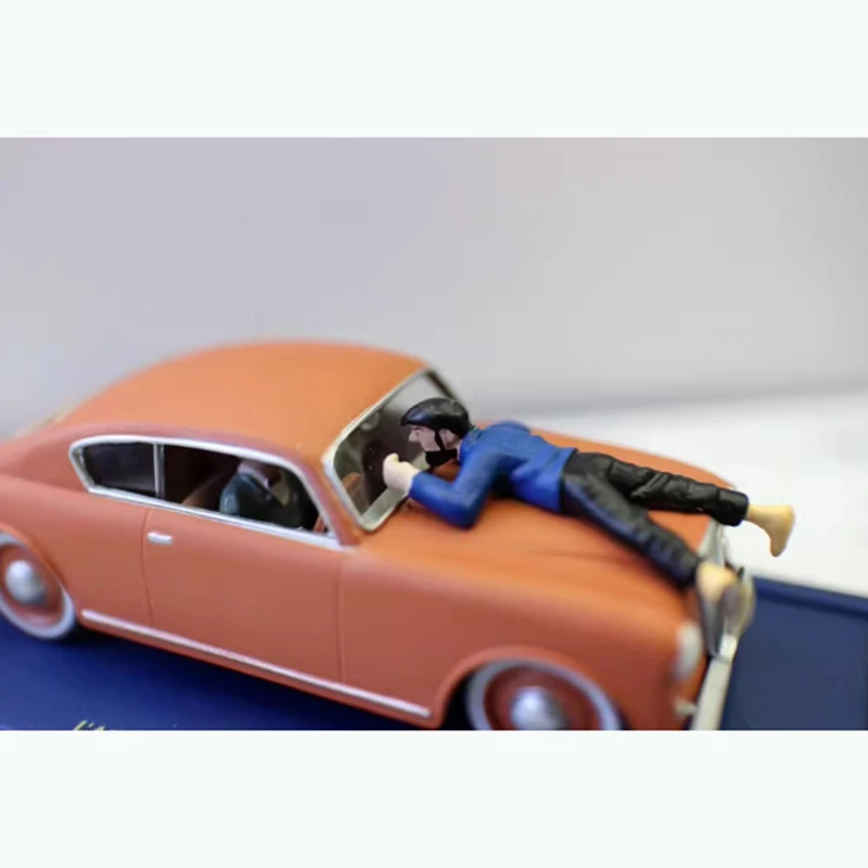 Bulk 1/43 Modello di auto giocattolo in resina e plastica con collezione statica di bambole Decorate per regali di festa