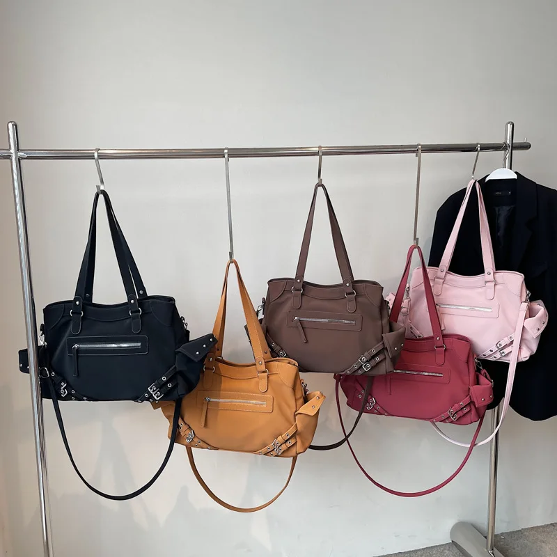 حقيبة كتف نسائية لراكبي الدراجات النارية لعام 2025، محفظة كروس على طراز Y2K، حقيبة سوداء واسعة مع حزام قابل للتعديل للتنقل والمواعدة في المدينة