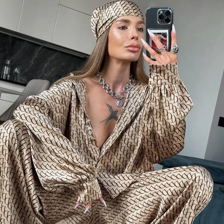 

Роскошный комплект из двух предметов с принтом в виде цепочек, атласный, состоящий из рубашки оверсайз на пуговицах и брюк с высокой талией и широкими штанинами, для повседневной носки и отпуска.