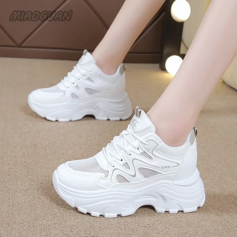 Sapatos esportivos de plataforma para mulheres, tênis de malha casual branco, tênis respirável, aumento de altura, renda, primavera, outono