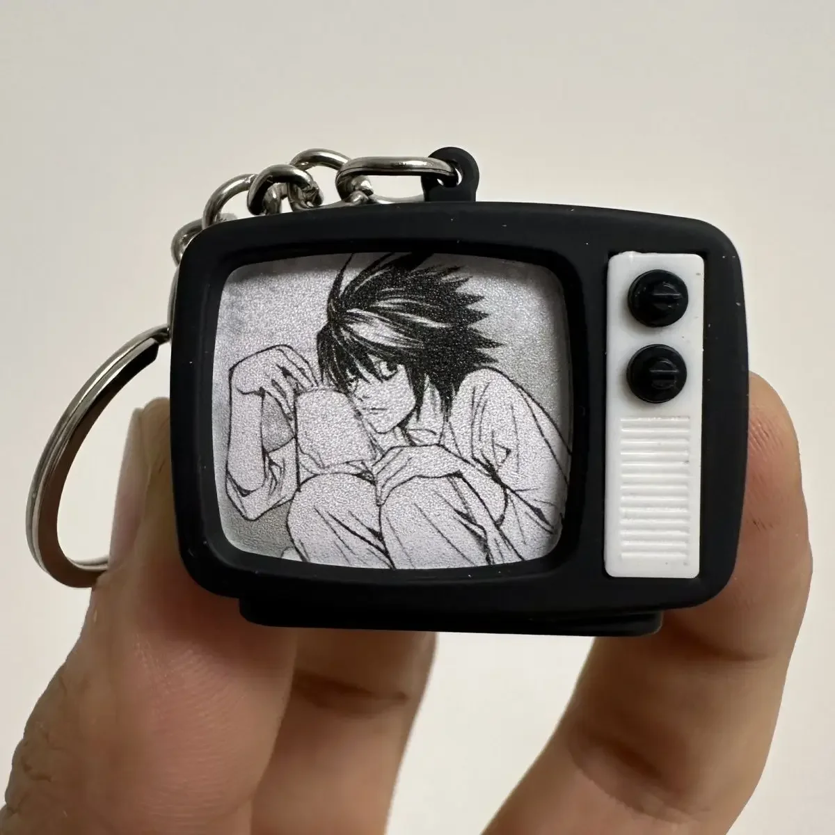 Death Note L Leuchtender Sound-Mini-TV-Schlüsselanhänger Anime Leuchtender Rucksack-Anhänger Kreatives Fan-Geschenk – Detail 2
