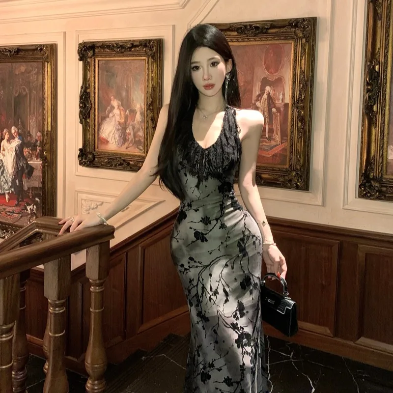 ชุดคอสตูมโลวีน ซิซาส กระโปรงยาวสีม่วง แต่งลูกไม้พันรอบตัว ทรงเข้ารูป พิมพ์ลายวินเทจ ชุดราตรีเปิดไหล่ข้างเดียวสำหรับผู้หญิง