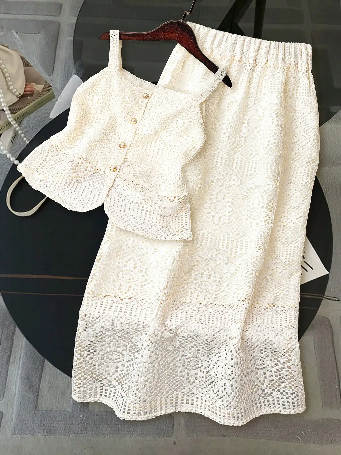 

Кремовый кружевной комплект из двух предметов: топ на пуговицах и юбка с эластичной талией
