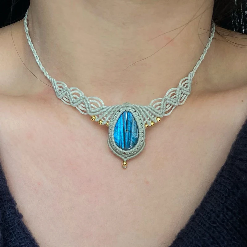 collier-artisanal-en-macrame-avec-pierres-precieuses-labradorite-naturelle-malachite-œil-de-tigre-style-retro