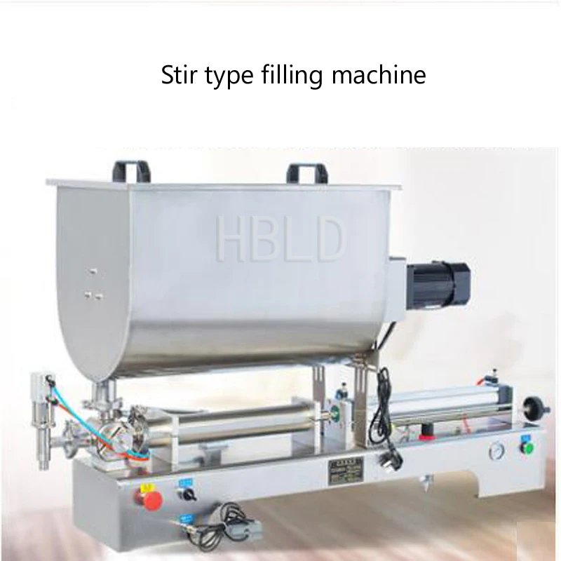 Una nueva máquina de llenado de líquidos semiautomática con calentador y mezclador para un pequeño embalaje de jugo de cola