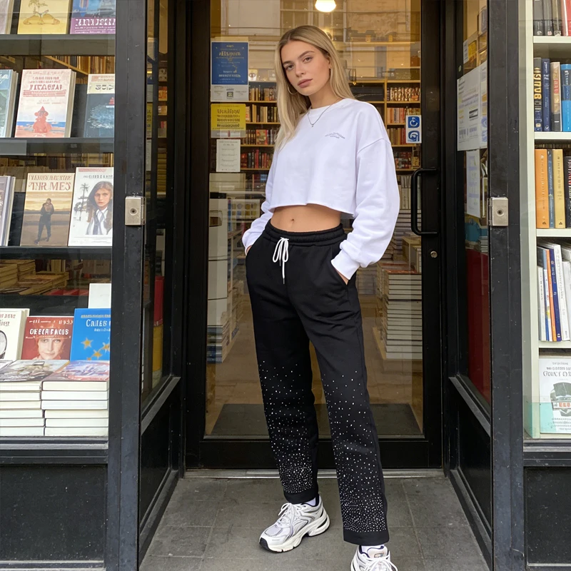 กางเกงลำลองแฟชั่นอเนกประสงค์สีดำไล่เฉดประดับเพชรเทียมเอวยางยืดรูดเชือก สไตล์เท่ๆ สำหรับฤดูใบไม้ร่วงและฤดูหนาว