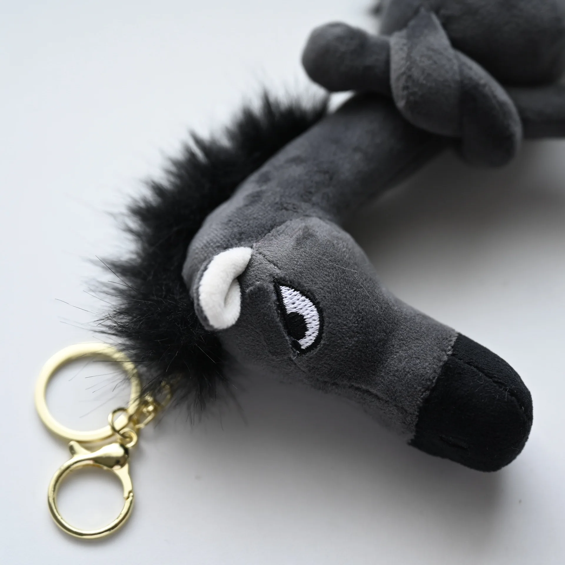 クロミぬいぐるみキーホルダー1個、ポニーファンタジー風、絶妙なスカーフ付き、黒のシミュレーションホース、クリスマスプレゼント