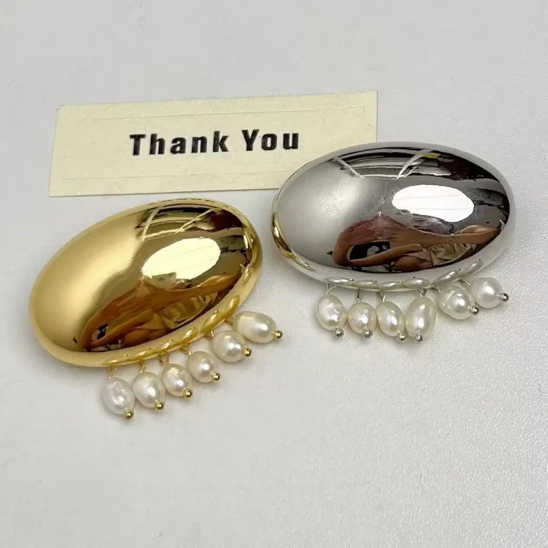 

French Vintage Minimalist Luxury Shiny Metal Brooch for Women Suitable Oval Freshwater Pearl Pin Daily Commuting Accessory