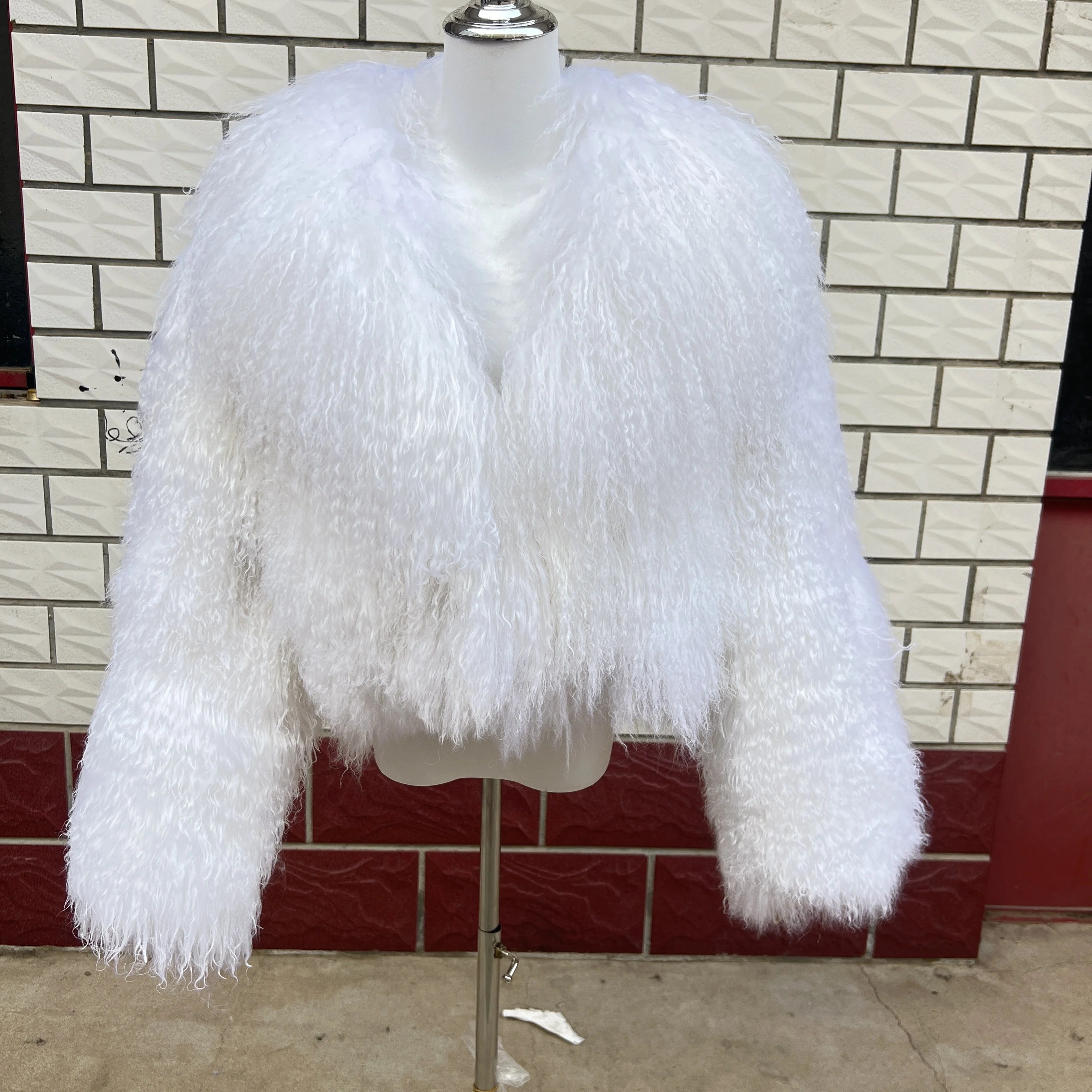 سترة نسائية شتوية من Aulande معطف فرو حقيقي للنساء شتاء دافئ 100% خروف منغولي طبيعي أبيض قصير من جلد الغنم عالي الجودة