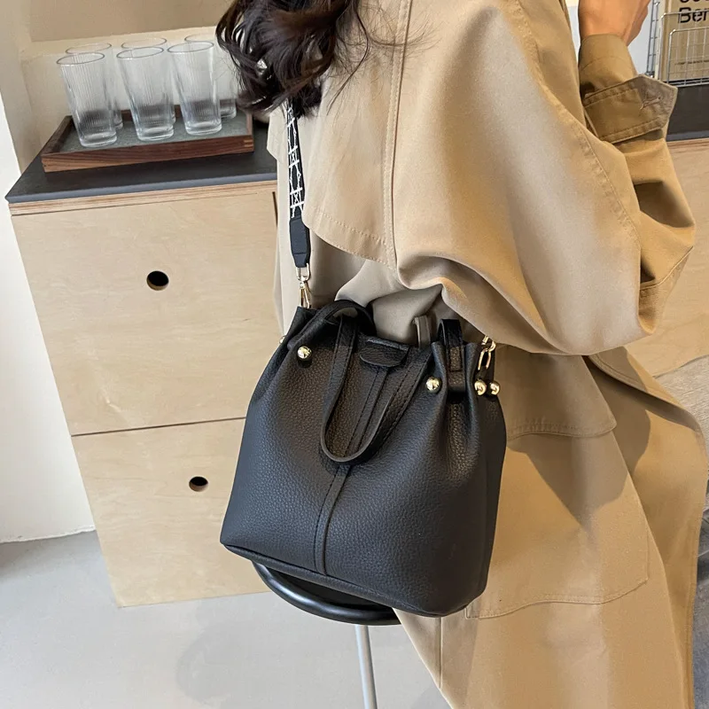 Bucket bag women's retro shoulder bag fashionable simple texture versatile solid color shoulder messenger bag