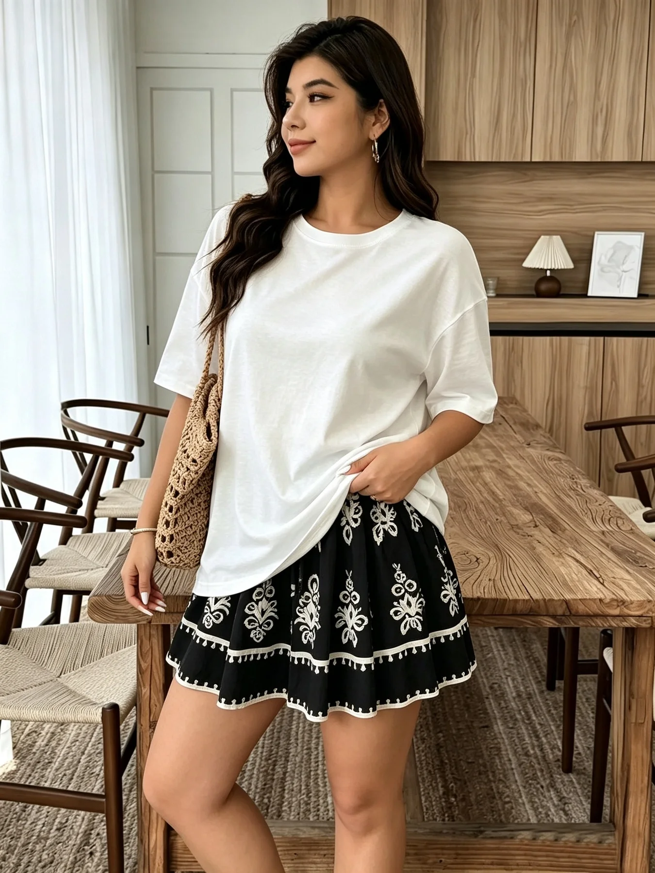 Elegantes Damen-Set: einfarbiges T-Shirt mit Rundhalsausschnitt und kurzer Rock mit elastischem Bund, lässiges, modisches Outfit mit geometrischem Muster. – Detail 7