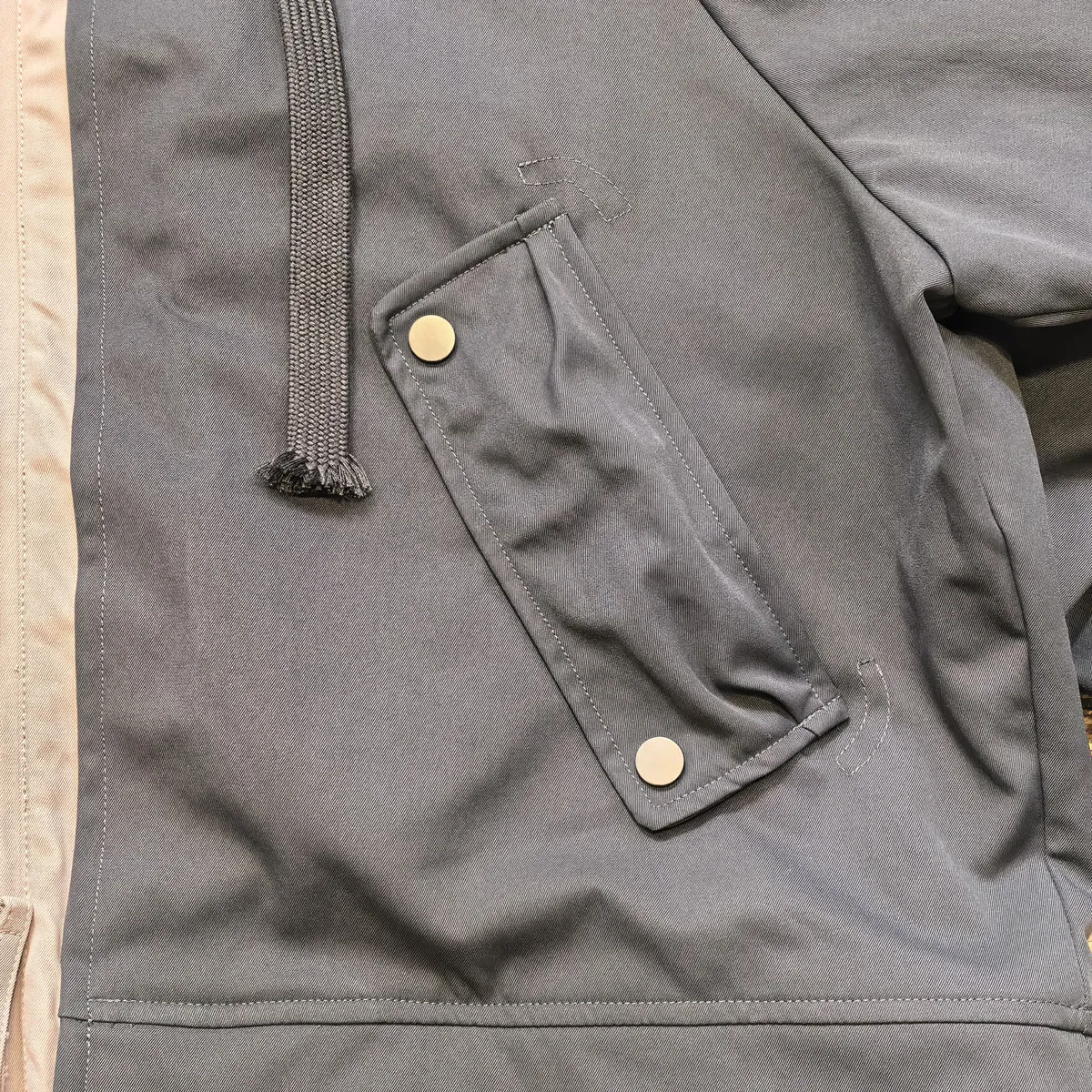 2026 New Special-Interest Design Contrast Color Hooded Coat Tooling Wide Version Short Jacket Thin Retro