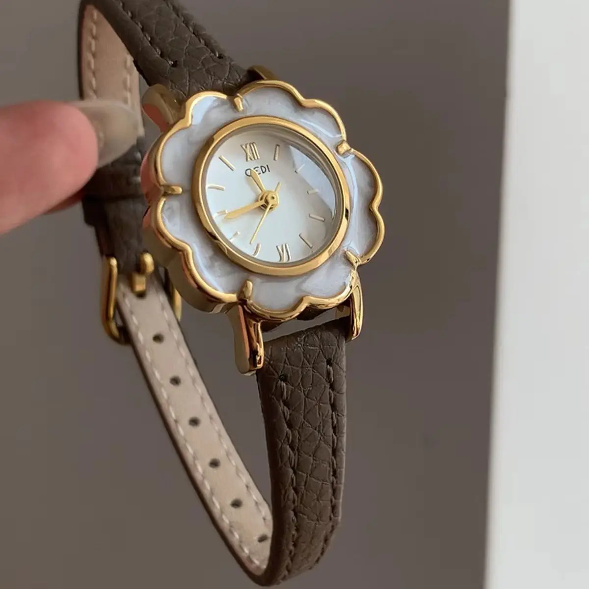 Vintage Women Watch Flower Shape Leather Strap Roman Numeral Dial Quartz Wristwatch Elegant Ladies Dress Clock Gift Montre Femme
