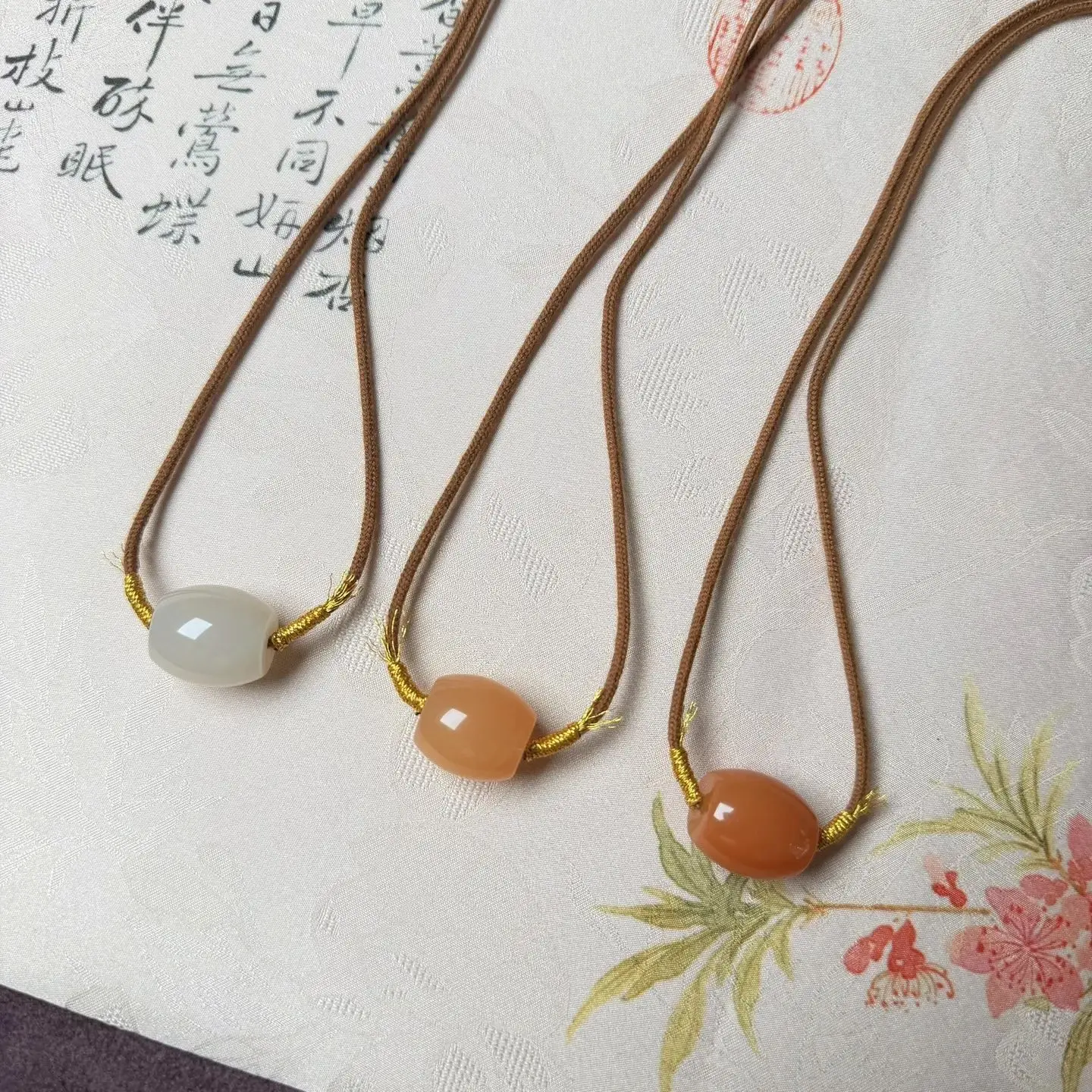 

Новейший кулон из натурального нефрита Хэтянь с ручной резьбой, изысканный, с золотым шелковым узором, амулет Фэн-шуй, ожерелье, ювелирное изделие высокого качества