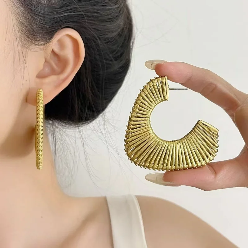 

Designer Style Metal Hoops Earrings for Women Luxury Fashion Jewelry C-Shaped Large Circle Woven Daily Accessory