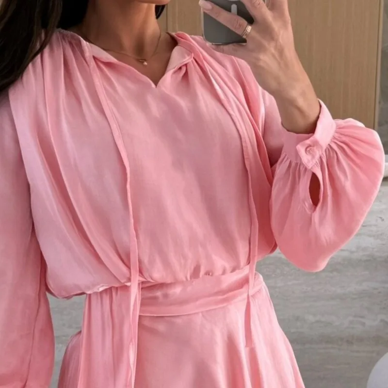 فستان قصير أبيض غير رسمي للنساء موضة صيف 2025 فضفاض برباط على شكل حرف v وأكمام طويلة فساتين الحفلات للنساء